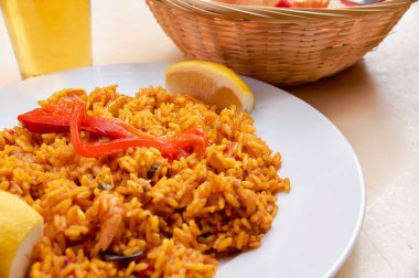 Baharatlar ve sebzeler ile geleneğe göre İtalyan tipik çanak pirinç pişmiş