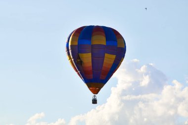 Balon ve dağların Panoraması yürüme. Balonlar balkon Cingoli, Temmuz, 2017