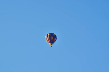 Balon ve dağların Panoraması yürüme. Balonlar balkon Cingoli, Temmuz, 2017