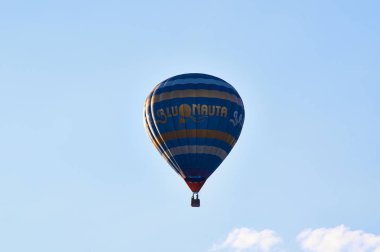 Balon ve dağların Panoraması yürüme. Balonlar balkon Cingoli, Temmuz, 2017