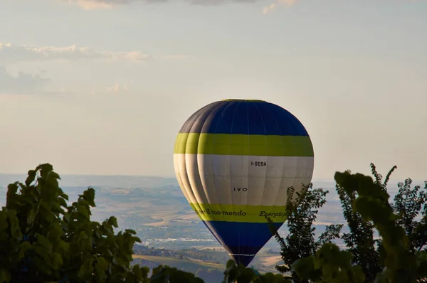 走气球和山的全景 在阳台上 Cingoli 2017年气球 — 图库照片