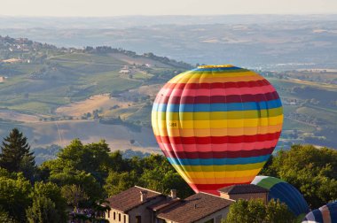 Balon ve dağların Panoraması yürüme. Balonlar balkon Cingoli, Temmuz, 2017
