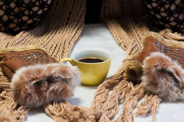 冬天冷的时候喝一杯热咖啡 温暖的围巾和手套是棕色的 — 图库照片