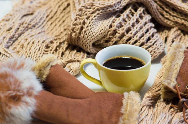冬天冷的时候喝一杯热咖啡 温暖的围巾和手套是棕色的 — 图库照片