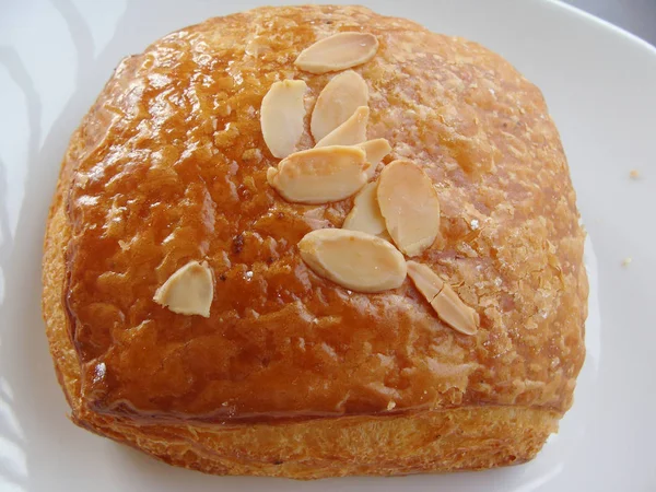 Söta Bakverk Flagnande Croissanter Med Gyllene Russin Vit Platta — Stockfoto