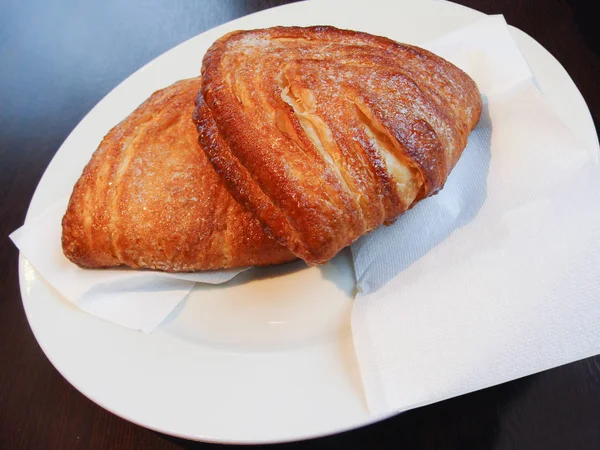 Dolci Dolci Croissant Sfoglia Con Uvetta Dorata Piatto Bianco — Foto Stock