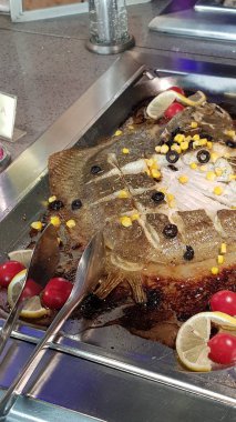 Suşi deniz ürünleri Restoran yakın çekim. Kral karides, deniz yosunu ve havyar Gurmeler için. Japon ve Çin mutfağı.