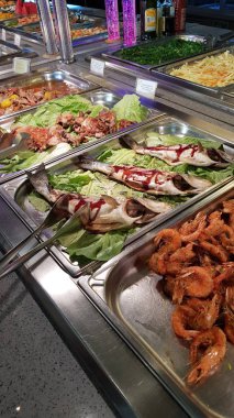 Suşi deniz ürünleri Restoran yakın çekim. Kral karides, deniz yosunu ve havyar Gurmeler için. Japon ve Çin mutfağı.