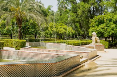 Sevilla, İspanya - 8 Mayıs 2017: Maria Luisa Park Endülüs başkentinde, İspanya Sevilla, renkli heykel