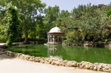 Sevilla, İspanya - 8 Mayıs 2017: Maria Luisa Park Endülüs başkentinde, İspanya Sevilla, renkli heykel