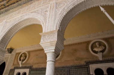 İspanya, Sevilla 'nın tarihi binaları ve anıtları. Mimari detaylar, taş cephe ve Avrupa müzeleri. Gotik 'in İspanyol mimari tarzları. Heykel. mermer kafa ve bas-rahatlama