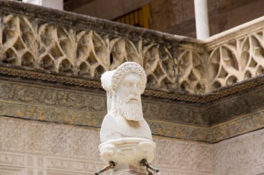 İspanya, Sevilla 'nın tarihi binaları ve anıtları. Mimari detaylar, taş cephe ve Avrupa müzeleri. Gotik 'in İspanyol mimari tarzları. Heykel. mermer kafa ve bas-rahatlama