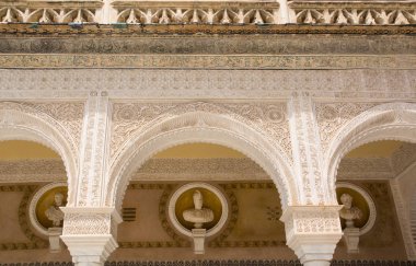 İspanya, Sevilla 'nın tarihi binaları ve anıtları. Mimari detaylar, taş cephe ve Avrupa müzeleri. Gotik 'in İspanyol mimari tarzları. Heykel. mermer kafa ve bas-rahatlama
