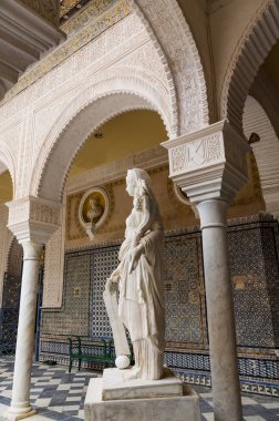 İspanya, Sevilla 'nın tarihi binaları ve anıtları. Mimari detaylar, taş cephe ve Avrupa müzeleri. Gotik 'in İspanyol mimari tarzları. Heykel. mermer kafa ve bas-rahatlama