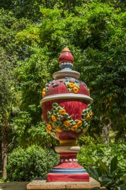 Endülüs 'ün başkenti Maria Luisa Park' ta renkli heykel, İspanya 'da Sevilla