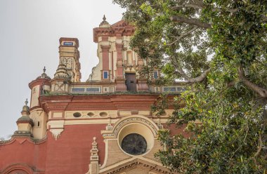 İspanya, Sevilla 'nın tarihi binaları ve anıtları. Mimari detaylar, taş cephe ve Avrupa müzeleri. Gotik 'in İspanyol mimari tarzları. Heykel. mermer kafa ve bas-rahatlama