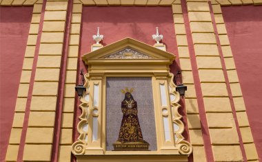 İspanya, Sevilla 'nın tarihi binaları ve anıtları. Mimari detaylar, taş cephe ve Avrupa müzeleri. Gotik 'in İspanyol mimari tarzları. Heykel. mermer kafa ve bas-rahatlama