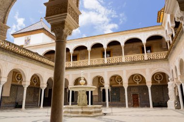 İspanya, Sevilla 'nın tarihi binaları ve anıtları. Mimari detaylar, taş cephe ve Avrupa müzeleri. Gotik 'in İspanyol mimari tarzları. Heykel. mermer kafa ve bas-rahatlama