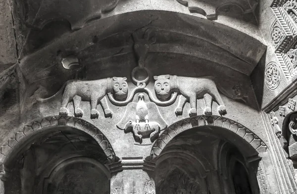 Mysterious Sculptures Two Lions Chain Wall Temple Ancient Armenian Monastery — Stock Photo, Image