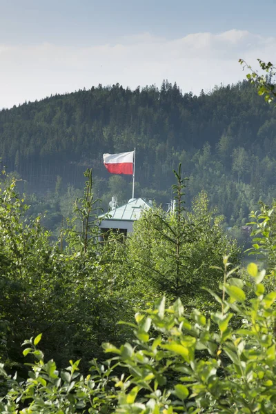 Polska Biało Czerwone Flagi Przez Wieżę Skoczni Wiśle Malince Polsce — Zdjęcie stockowe