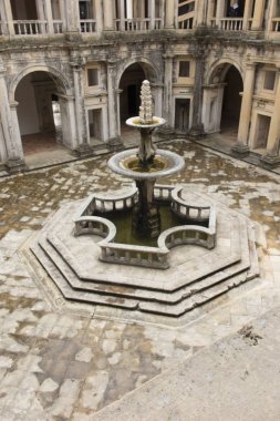 Christ Manastırı, Tomar Portekiz 'de eski bir Roma Katolik manastırını oluşturmaktadır. Manastır, 1118 yılında Temple (veya Templar Knights) yoksul Şövalyeleri sipariş tarafından kurulmuştur