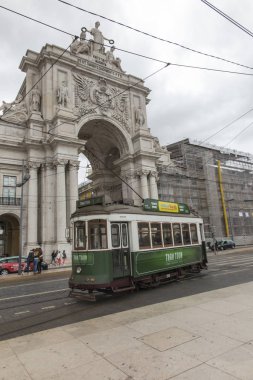 Lizbon, Portekiz-10 Haziran 2018: Lizbon 'da tipik Vintage Tram, Portekiz.