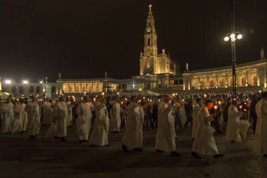 Fatima, Portekiz, 11 Haziran 2018: Portekiz Fatima tespih'ın Our Lady Bazilikası'nın önünde Square'de akşam kutlamaları