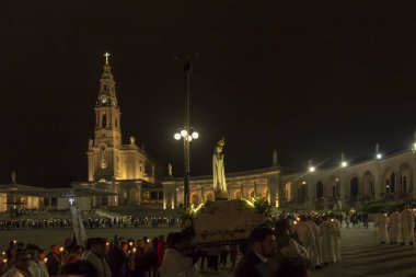 Fatima, Portekiz, 11 Haziran 2018: Portekiz Fatima tespih'ın Our Lady Bazilikası'nın önünde Square'de akşam kutlamaları