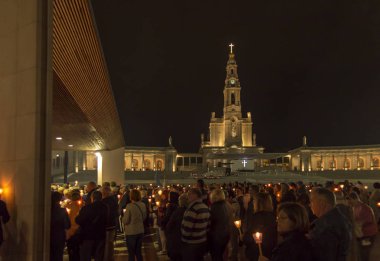 Fatima, Portekiz, 11 Haziran 2018: Portekiz Fatima tespih'ın Our Lady Bazilikası'nın önünde Square'de akşam kutlamaları