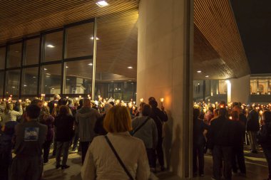 Fatima, Portekiz, 11 Haziran 2018: Portekiz Fatima tespih'ın Our Lady Bazilikası'nın önünde Square'de akşam kutlamaları