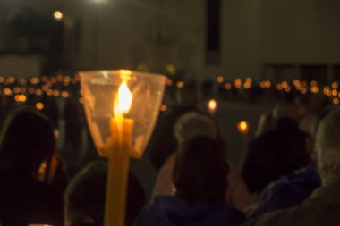 Portekiz Fatima Rosary bizim Lady Bazilikası önünde meydanda akşam kutlamaları