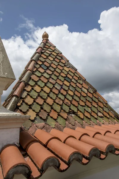 Alte Dachziegel Auf Dem Dach Als Hintergrund — Stockfoto