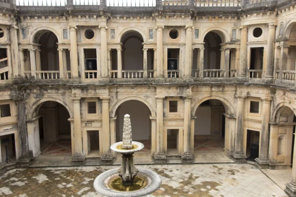 Christ Manastırı, Tomar Portekiz 'de eski bir Roma Katolik manastırını oluşturmaktadır. Manastır, 1118 yılında Temple (veya Templar Knights) yoksul Şövalyeleri sipariş tarafından kurulmuştur