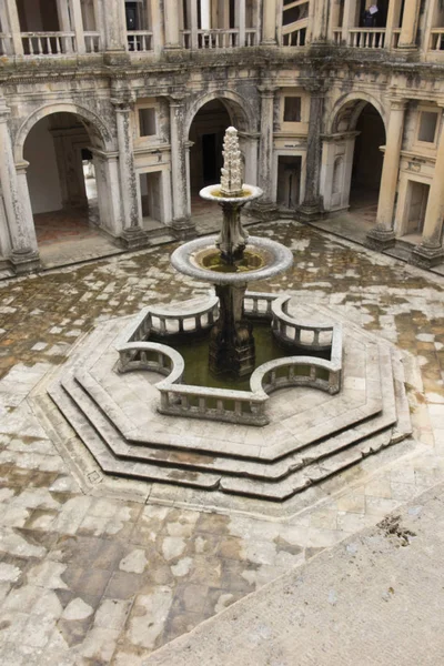 Christ Manastırı, Tomar Portekiz 'de eski bir Roma Katolik manastırını oluşturmaktadır. Manastır, 1118 yılında Temple (veya Templar Knights) yoksul Şövalyeleri sipariş tarafından kurulmuştur