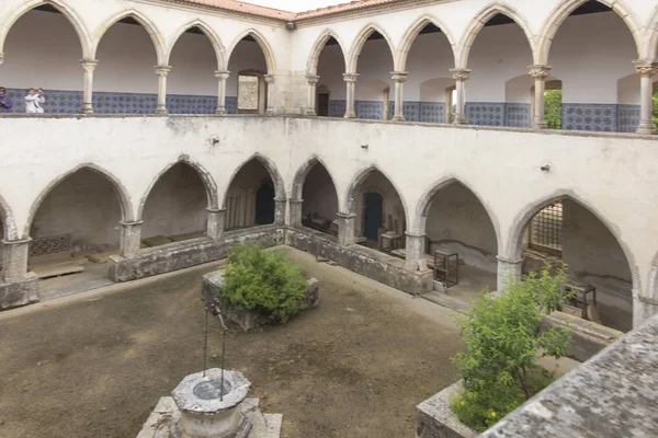 Christ Manastırı, Tomar Portekiz 'de eski bir Roma Katolik manastırını oluşturmaktadır. Manastır, 1118 yılında Temple (veya Templar Knights) yoksul Şövalyeleri sipariş tarafından kurulmuştur