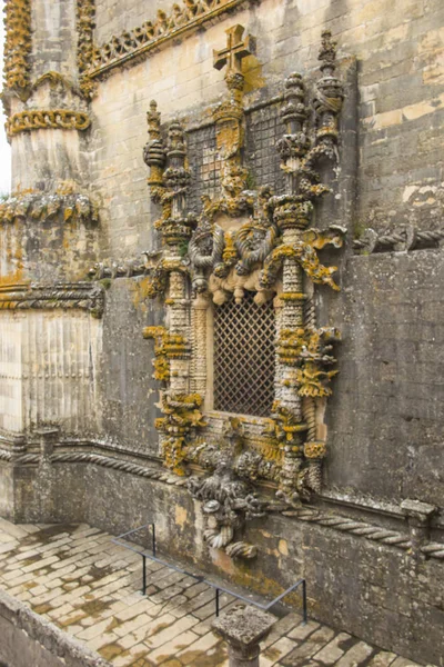 基督修道院的门面与它著名错综复杂的曼努埃尔窗口在中世纪圣殿骑士城堡在 Tomar 葡萄牙 — 图库照片