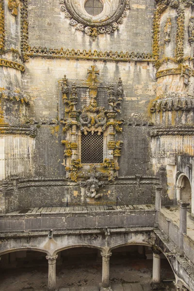 基督修道院的门面与它著名错综复杂的曼努埃尔窗口在中世纪圣殿骑士城堡在 Tomar 葡萄牙 — 图库照片
