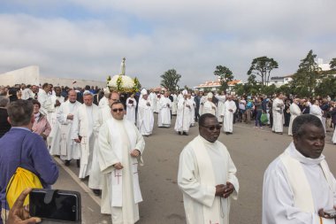 Fatima, Portekiz - 13 Haziran 2018: Our Lady Fatima, Portekiz apparitions ilgili kilise törenleri. Antonio Augusto piskoposlar arasında dos Santos Marto Piskopos piskoposluk bölgesi Leiria-Fatima, şu anda bir Kardinal olduğunu.