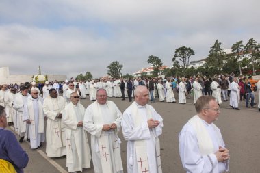 Fatima, Portekiz - 13 Haziran 2018: Our Lady Fatima, Portekiz apparitions ilgili kilise törenleri. Antonio Augusto piskoposlar arasında dos Santos Marto Piskopos piskoposluk bölgesi Leiria-Fatima, şu anda bir Kardinal olduğunu.