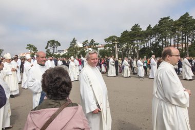 Fatima, Portekiz - 13 Haziran 2018: Our Lady Fatima, Portekiz apparitions ilgili kilise törenleri. Antonio Augusto piskoposlar arasında dos Santos Marto Piskopos piskoposluk bölgesi Leiria-Fatima, şu anda bir Kardinal olduğunu.