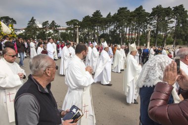 Fatima, Portekiz - 13 Haziran 2018: Our Lady Fatima, Portekiz apparitions ilgili kilise törenleri. Antonio Augusto piskoposlar arasında dos Santos Marto Piskopos piskoposluk bölgesi Leiria-Fatima, şu anda bir Kardinal olduğunu.