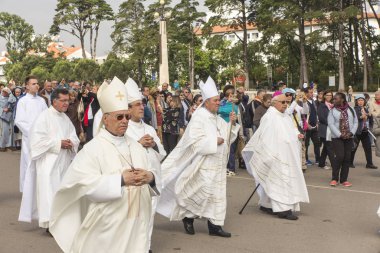 Fatima, Portekiz - 13 Haziran 2018: Our Lady Fatima, Portekiz apparitions ilgili kilise törenleri. Antonio Augusto piskoposlar arasında dos Santos Marto Piskopos piskoposluk bölgesi Leiria-Fatima, şu anda bir Kardinal olduğunu.