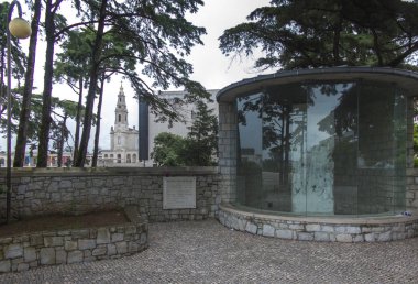 Orijinal Berlin duvarının bir parçası Portekiz Fatima bizim Lady tapınağına getirdi