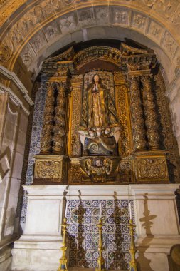 Coimbra, Portekiz, 11 Haziran 2018: İç Coimbra eski Katedrali (Se Velha de Coimbra)