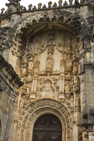 Escultura Virgem Menino Sobre Entrada Igreja Templária Redonda Convento Cristo — Fotografia de Stock