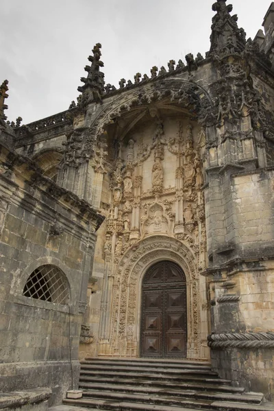 Tomar 葡萄牙 基督教修道院圣殿教堂的入口处的处女和儿童雕塑 — 图库照片