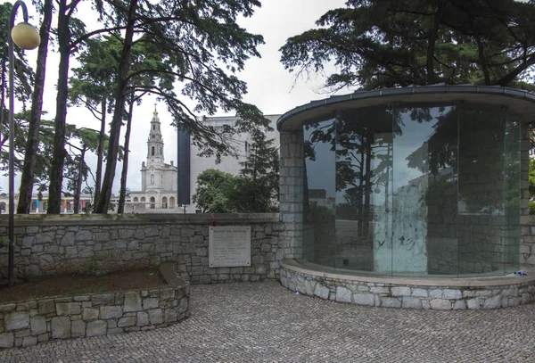 Orijinal Berlin duvarının bir parçası Portekiz Fatima bizim Lady tapınağına getirdi