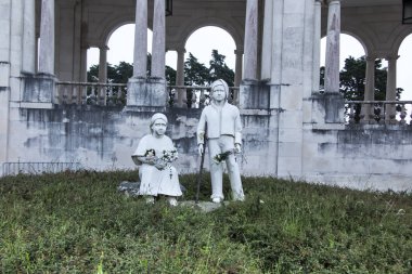 Fatima, Portekiz-14 Haziran 2018: Francisco ve Jacinta, Meryem Ana apparitions gören küçük çoban heykelleri. Sanctuary of Our Lady of Fatima sütunlu arka planda.