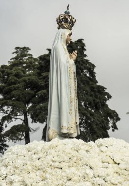 Fatima, Portekiz - 13 Haziran 2018: Our Lady Fatima, Portekiz apparitions ilgili kilise törenleri. Antonio Augusto piskoposlar arasında dos Santos Marto Piskopos piskoposluk bölgesi Leiria-Fatima, şu anda bir Kardinal olduğunu.