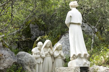 Fatima, Portekiz, 12 Haziran 2018: Fatima, Meryem çoban, 19 Ağustos 1917 dördüncü olay yerinin yakınındaki Valinhos. Meryem figürü Maria Amlia Carvalheira da Silva tarafından oyulmuş